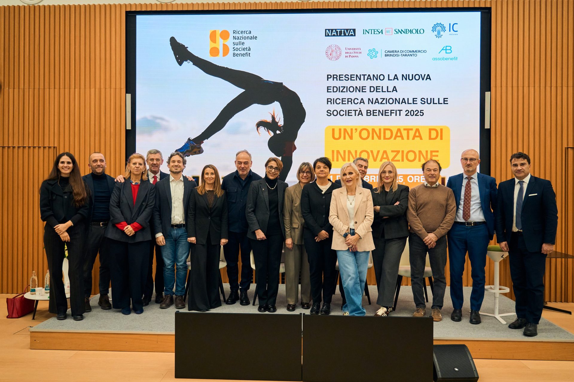 Relatori dell'edizione 2025 sul palco, davanti allo schermo con il titolo «Un'ondata di innovazione»