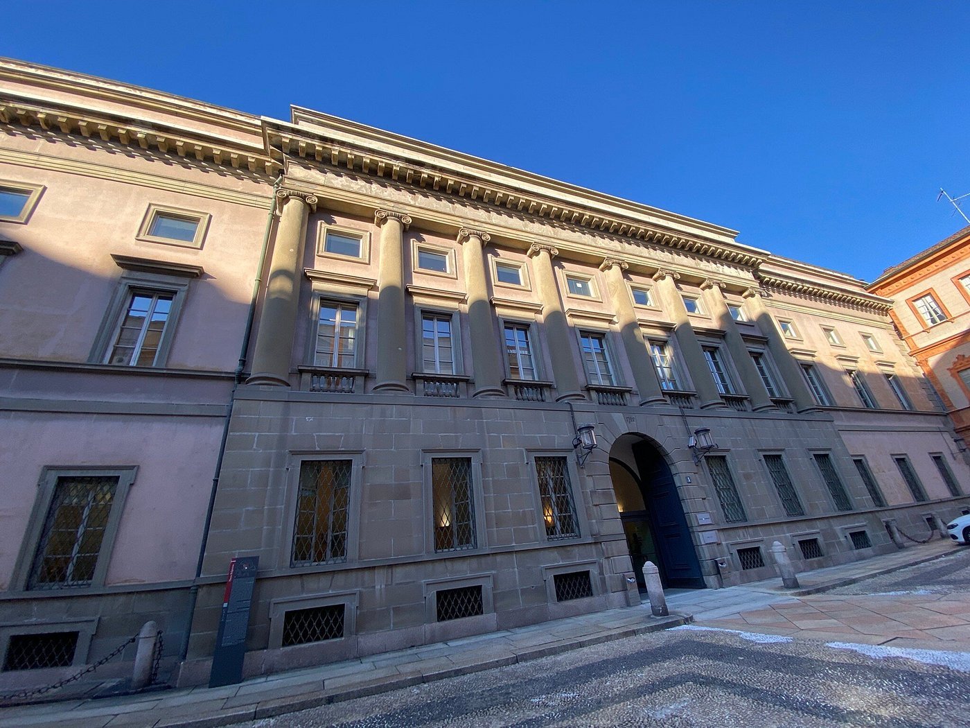 Facciata neoclassica in Piazza Belgioioso a Milano sotto un cielo sereno
