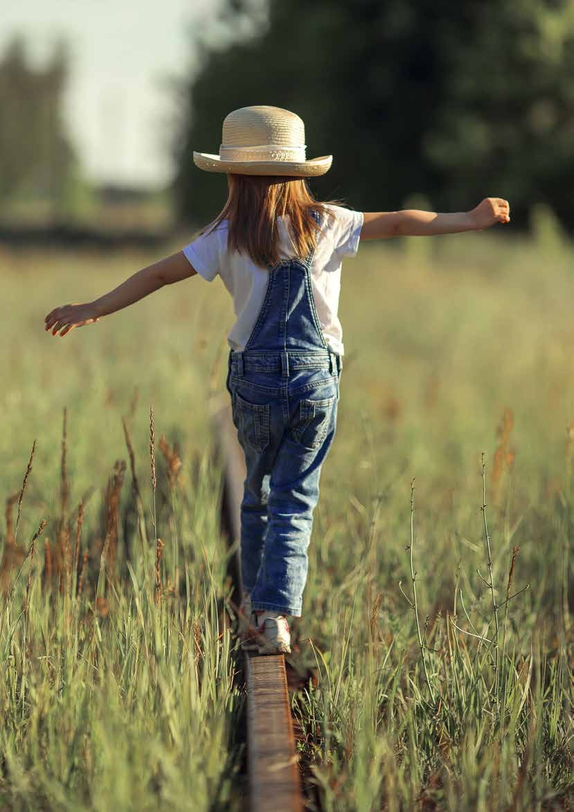 Bambino in equilibrio su una trave